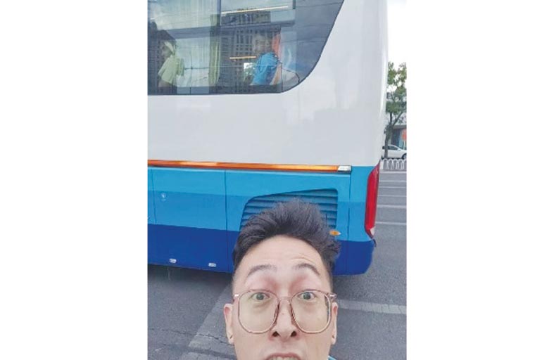 مشجّع صيني يطارد «سيلفي» مع ميسي بأي ثمن! 