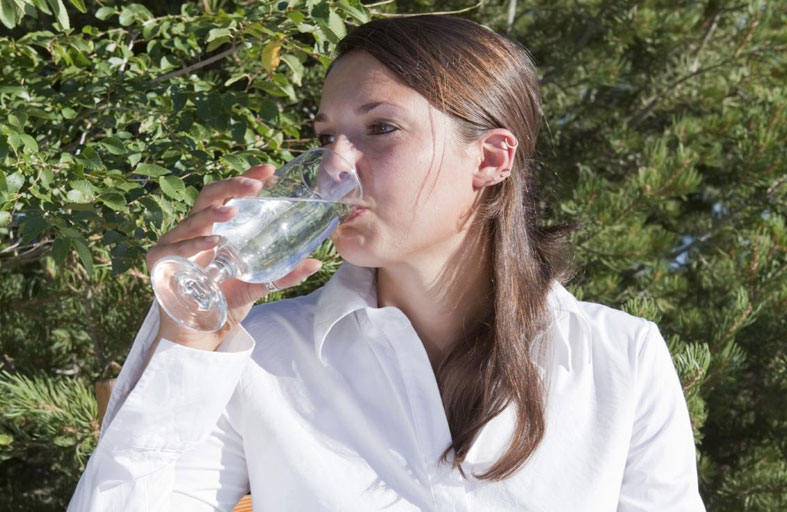 ما مضار شرب الماء أثناء  تناول الطعام؟