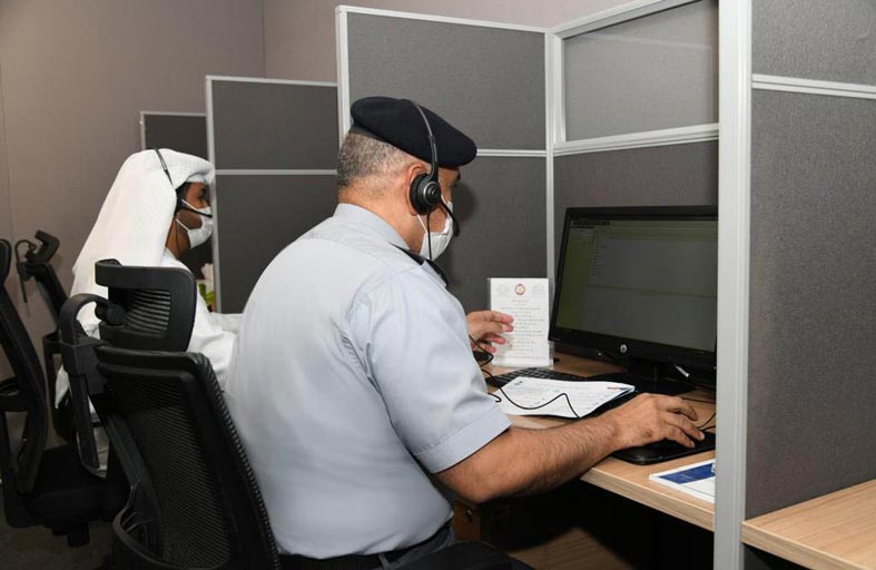 مدير عام شرطة أبوظبي يستقبل مكالمات الجمهور بخدمة (عونك)