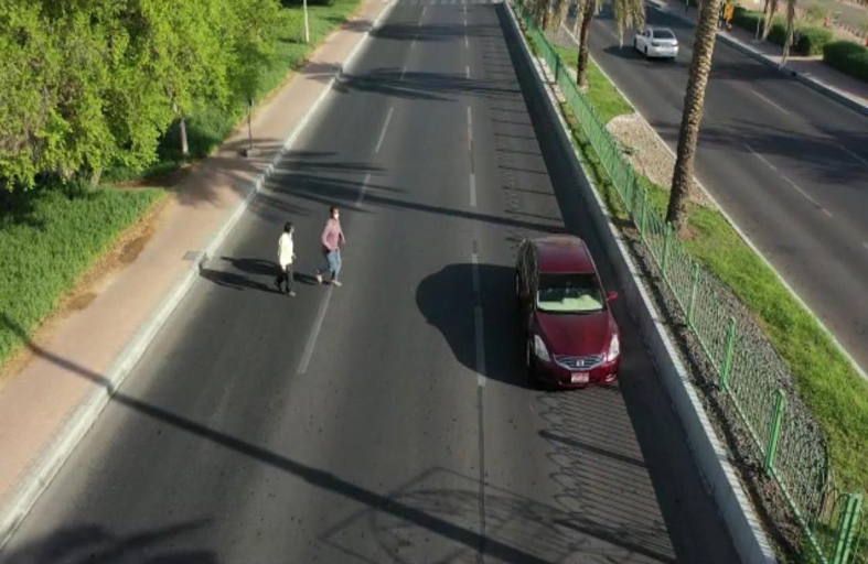 شرطة أبوظبي تدعو المشاة إلى الالتزام بالعبور من الأماكن المخصصة لهم