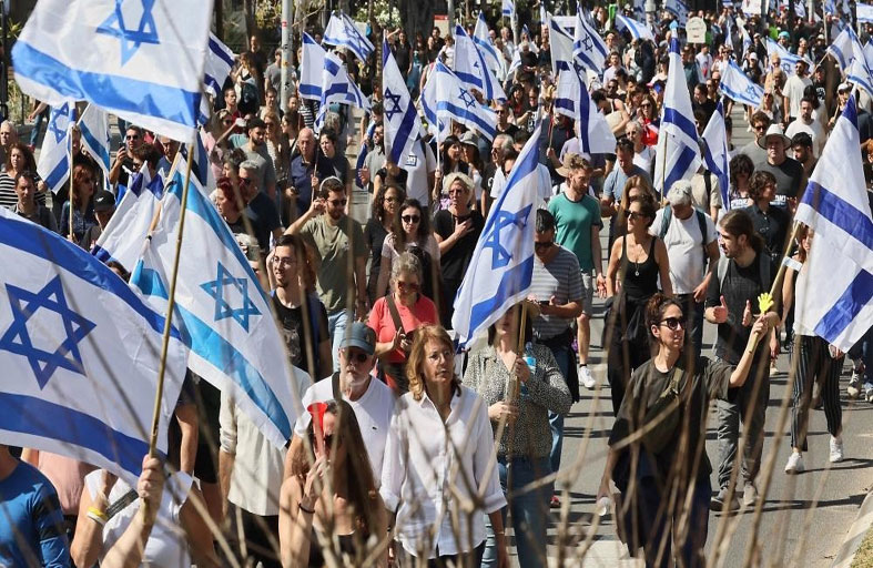 إسرائيليات يتظاهرن احتجاجا على إعفاء اليهود المتشددين من الخدمة العسكرية 