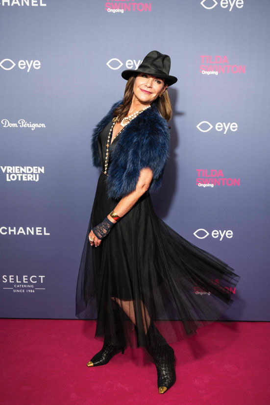 شخصية التلفزيون الكندية الأمريكية لوان دي ليسيبس لدى وصولها إلى متحف آي السينمائي لحضور افتتاح معرض الممثلة الاسكتلندية تيلدا سوينتون في أمستردام. ا ف ب