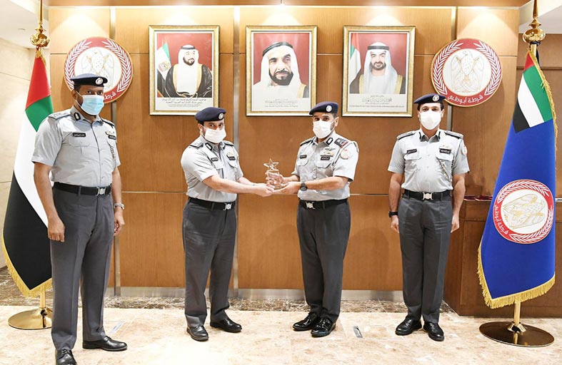 قائد عام شرطة أبوظبي يتسلم جائزة تميز الأعمال العالمية عن فئة خدمة المتعاملين