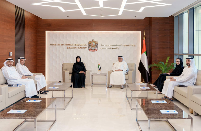 عبد الرحمن العور يستقبل وفداً من جمعية الصحفيين الإماراتية