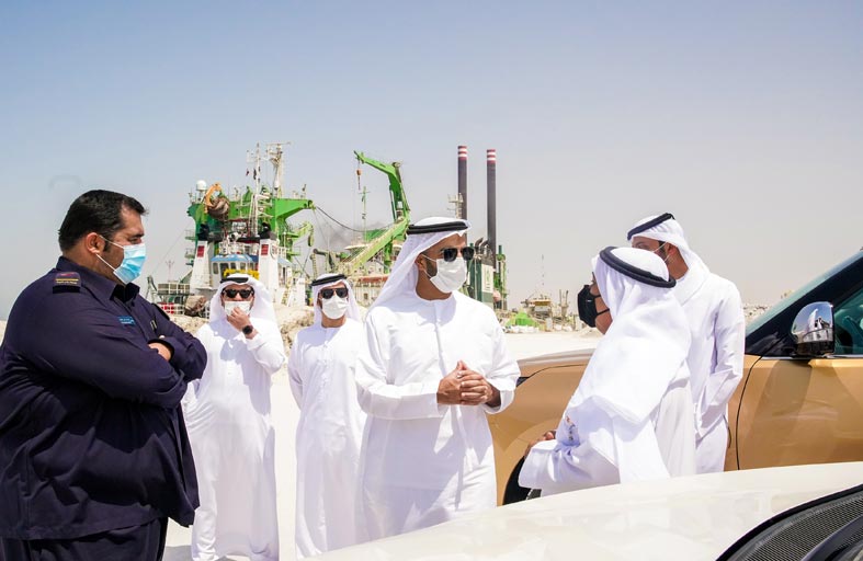 ولي عهد رأس الخيمة يتفقد مركز جمارك ميناء الجزيرة الحمراء