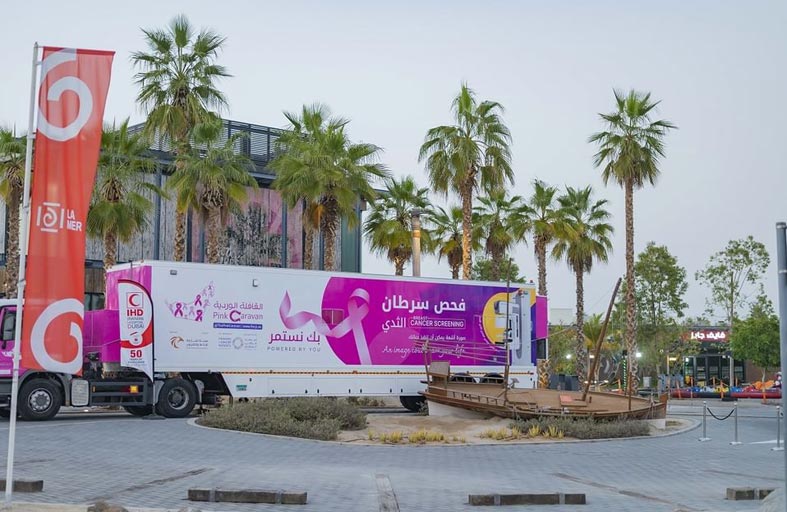 القافلة الوردية تعزز الوعي بسرطان الثدي في شهر التوعية