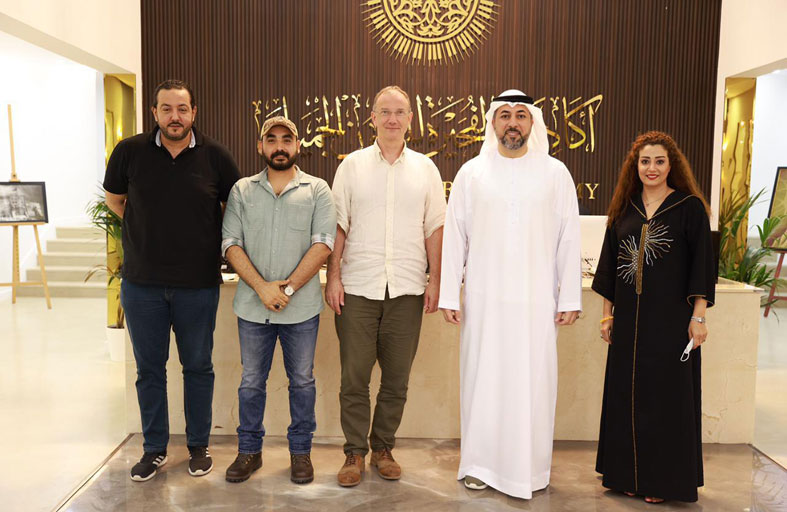 رئيس المنظمة الدولية لفن المايم يزور أكاديمية الفجيرة للفنون