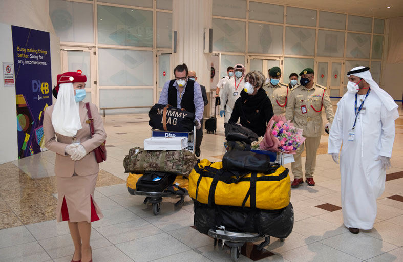بجهود الإمارات ..أسرة بريطانية يلتئم شملها بعد شهر من فراقها مع طفلتها