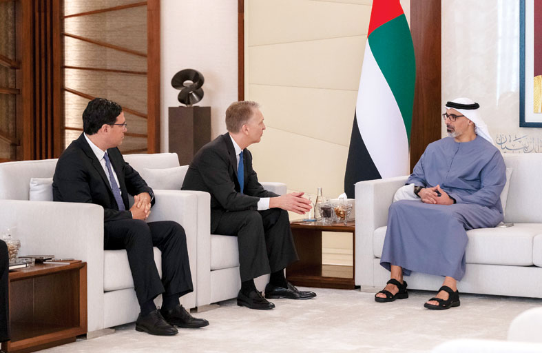 خالد بن محمد بن زايد يلتقي الرئيس التنفيذي لمجموعة بروكفيلد لإدارة الأصول والاستثمارات البديلة