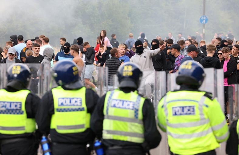 من هم المحتجون ضد المهاجرين في بريطانيا؟