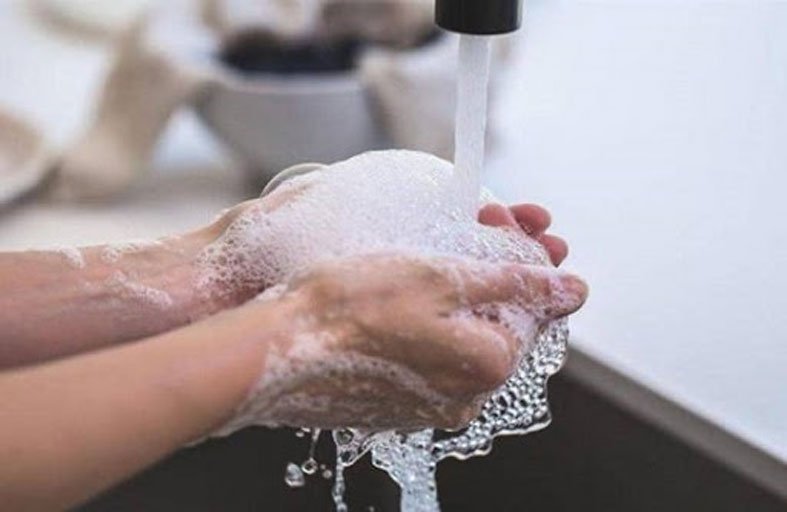 غسل اليدين في المطارات يحمي البشرية 