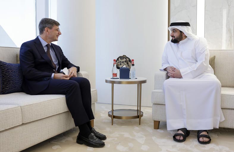 أحمد بن محمد يستقبل سفير فرنسا ويبحث معه سبل تعزيز التعاون في المجال الرياضي والأولمبي