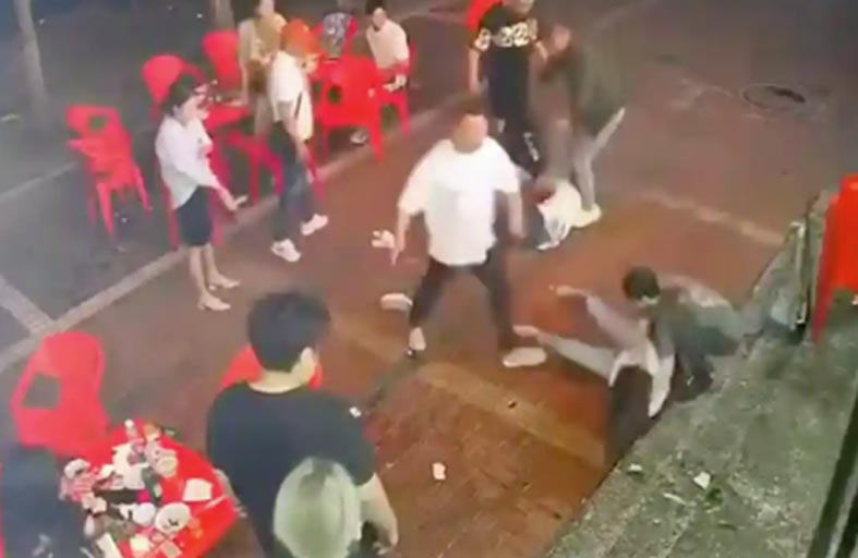 اعتداء «وحشي» على سيدات في مطعم