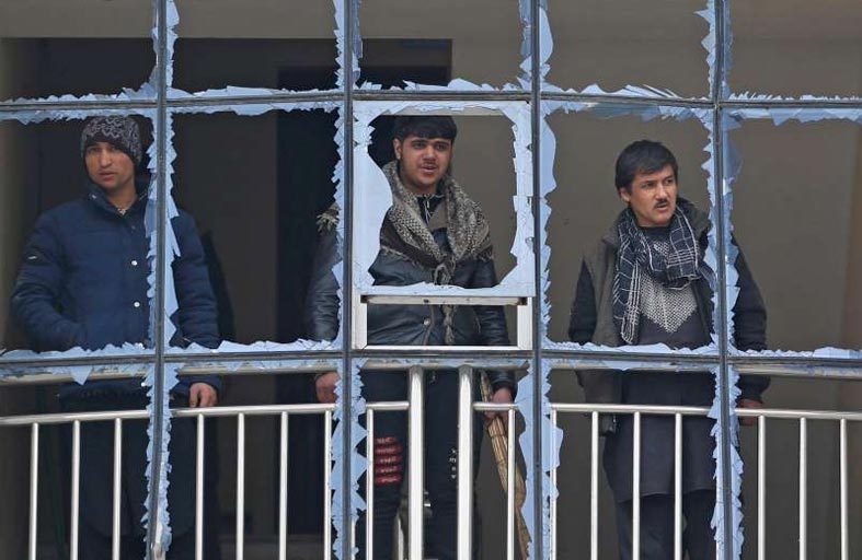 الفرقاء الأفغان سيستأنفون محادثاتهم ومقتل مدنيين يبث الشكوك