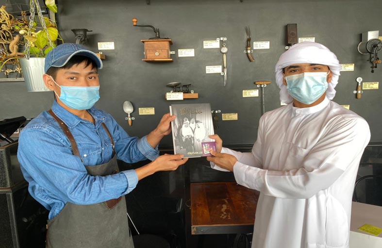 «مكتبات الشارقة العامة» تهدي مقاهي الإمارة 5 آلاف كتاب في «شهر القراءة»