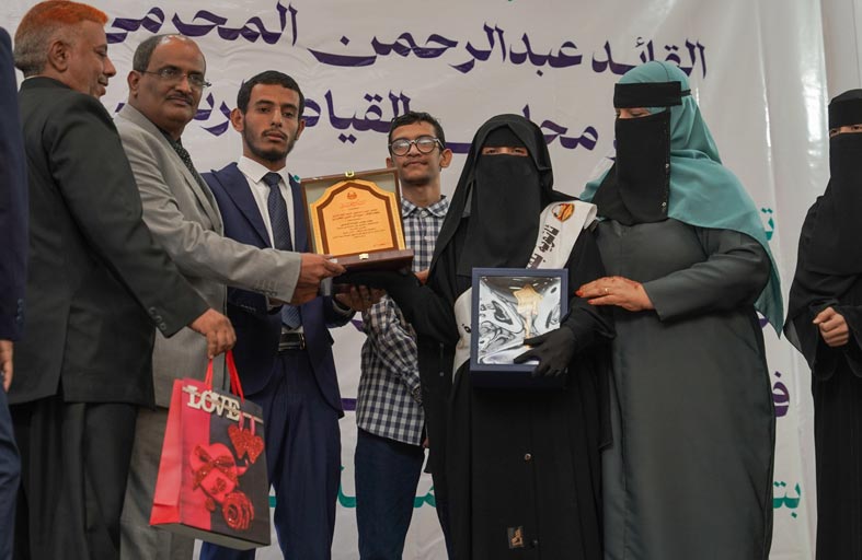تتويج ميس إسماعيل المرامي بطلة لتحدي القراءة العربي في اليمن