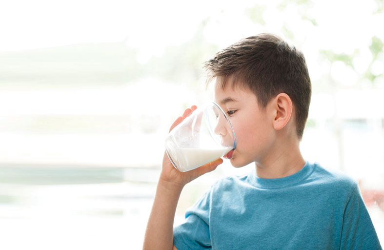 الحليب الخالي من الدسم قد يصيب طفلك بالبدانة