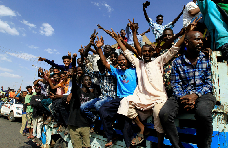 صحف عربية: السودان يترقب.. تنازل البرهان أو حمدوك