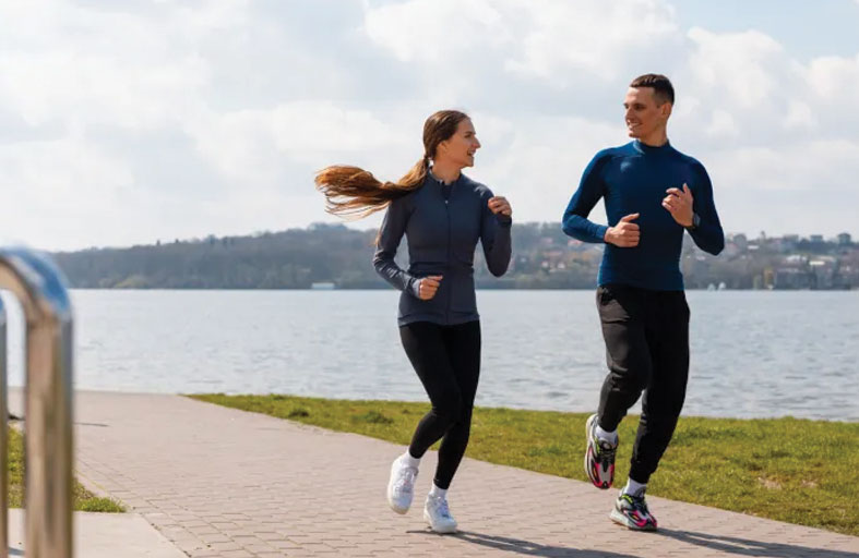 كيف تعكس الرياضة تأثير الوجبات السريعة على المزاج؟