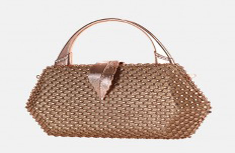 الحقائب المرصعة بالستراس لإطلالة صيفية فاخرة