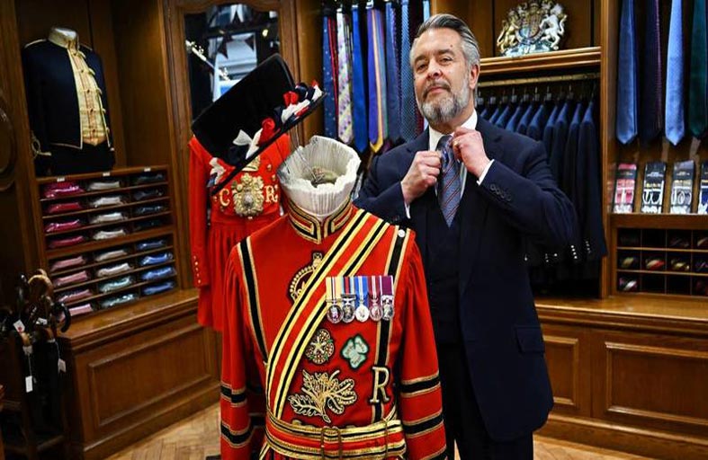 الملك تشارلز يرتدي الملابس القديمة