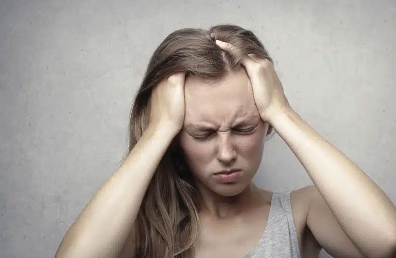 الصداع أكثر من إرهاق.. تعرف على علامات ورم الدماغ المبكرة