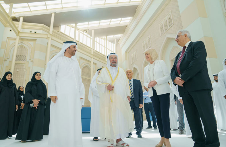 حاكم الشارقة يتفقد المختبرات المركزية واستراحة الطالبات في جامعة خورفكان