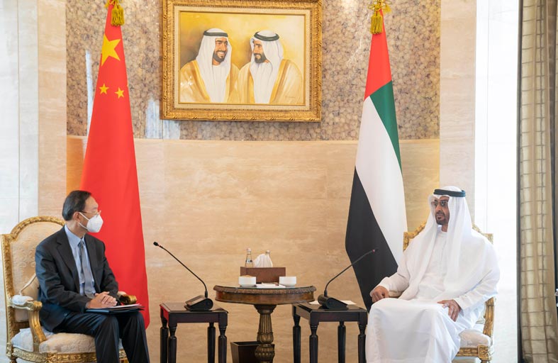 محمد بن زايد يتلقى رسالة من الرئيس الصيني خلال استقباله مبعوث الرئيس