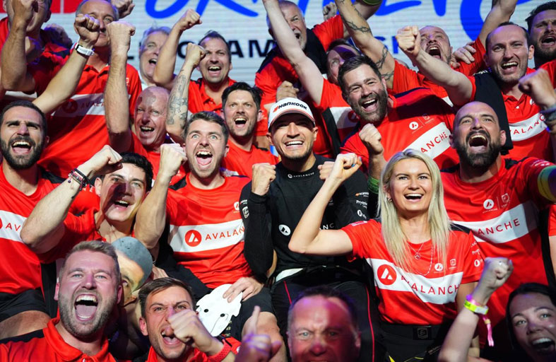 البريطاني جيك دينيس يحرز لقب بطولة العالم للفورمولا إي في لندن 