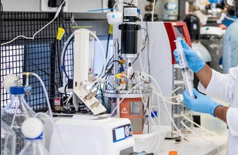 باحثون في جامعة خليفة يطورون مادة الغرافين الرملي لتنقية مياه الصرف الصناعية بالاستعانة بالرمل وعصارة التمر