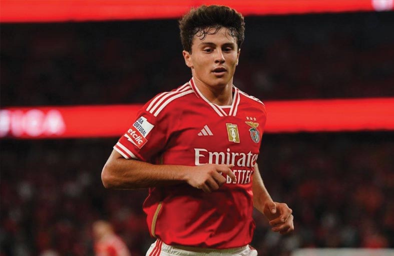 نيفيس يصل إلى باريس تمهيداً للتوقيع مع سان جرمان 