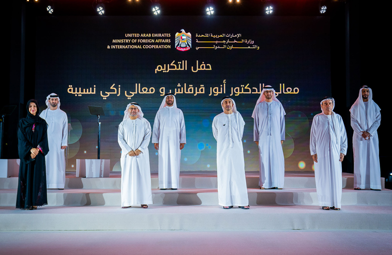 عبدالله بن زايد: أنور قرقاش وزكي نسيبة علمان باقيان في أعماقنا بما حققاه من إنجازات للدولة