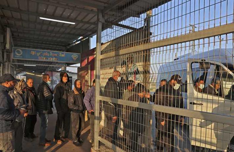 خريجو جامعات من غزة يبحثون عن لقمة العيش في إسرائيل 