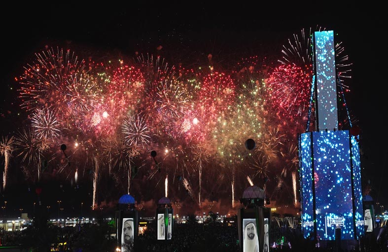 عروض الألعاب النارية والأضواء والليزر بهجة أمسيات أجمل شتاء في العالم في مهرجان الشيخ زايد