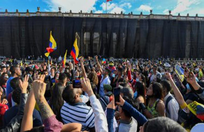 متطوعون شباب في كولومبيا يعالجون المتظاهرين المصابين 