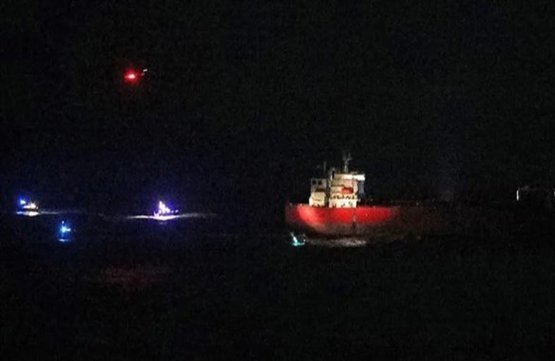 القوات البريطانية تعتقل 7 متسللين هددوا طاقم ناقلة نفط