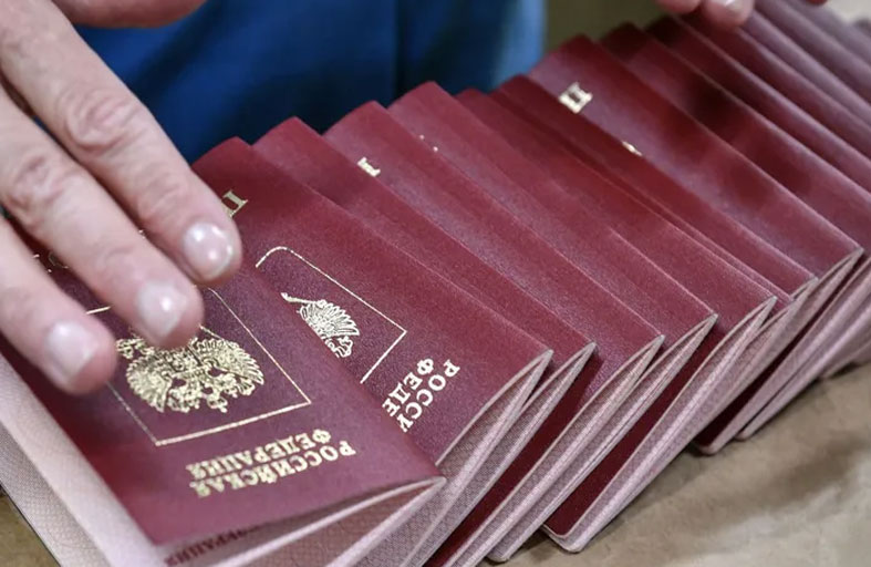 الجنسية الروسية بين السحب والمنح.. ما دلالات تعديلات بوتين؟