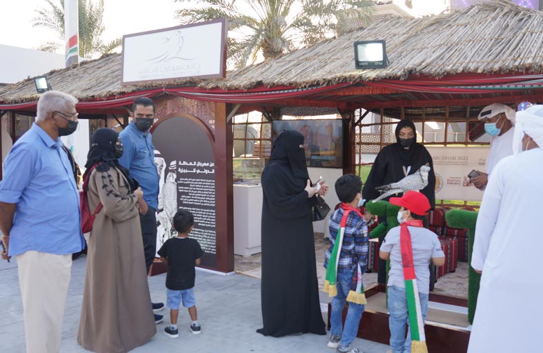 نادي صقاري الإمارات يستقطب زوار مهرجان الشيخ زايد