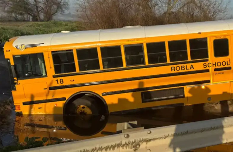 نعاس السائق يتسبب بحادث لحافلة مدرسية بكاليفورنيا