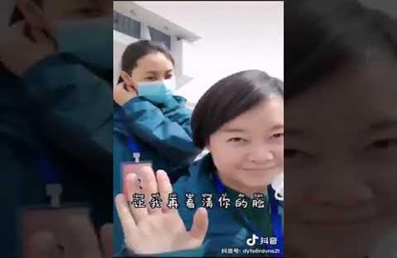 أطباء يخلعون كماماتهم بعد الانتصار على كورونا 