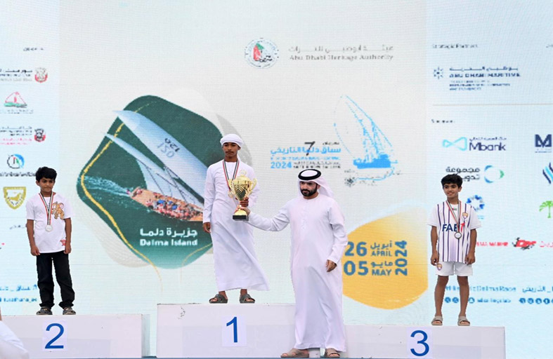 33 رياضيا تنافسوا في سباق التجديف الواقف على اللوح بـ «دلما التاريخي»