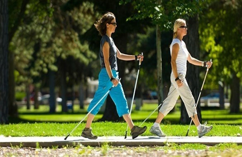 المشي بالعصي يحمي المفاصل