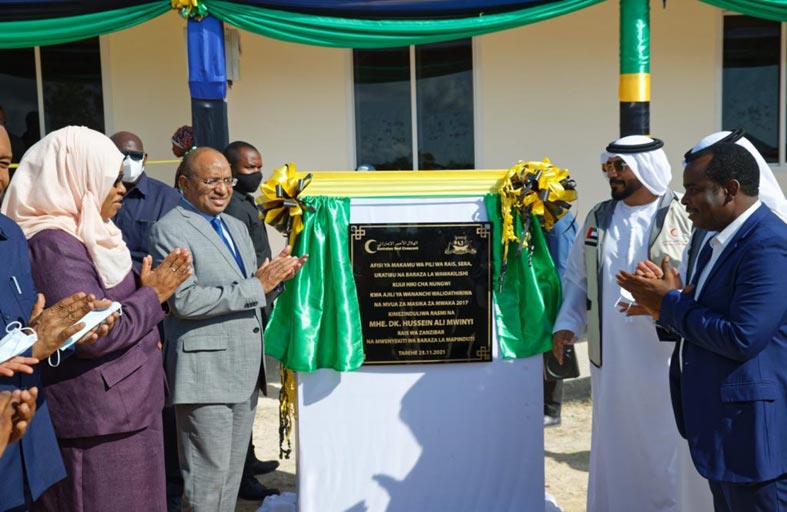 بتوجيهات محمد بن زايد.. الهلال الأحمر يفتتح مجمعين سكنيين بمرافقهما الخدمية في إقليم زنجبار