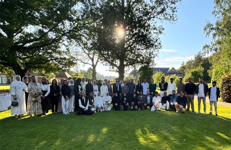 شما بنت محمد بن خالد آل نهيان تتحاور مع الطلاب الإماراتيين المبتعثين في بريطانيا