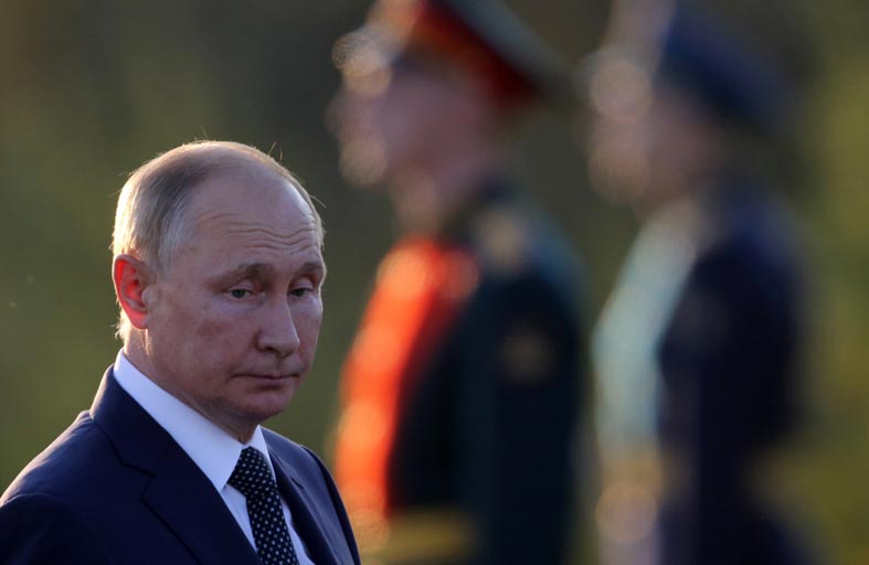 إقالة وتغييرات وعقوبات.. هل تخفف إجراءات بوتن الغضب الروسي؟