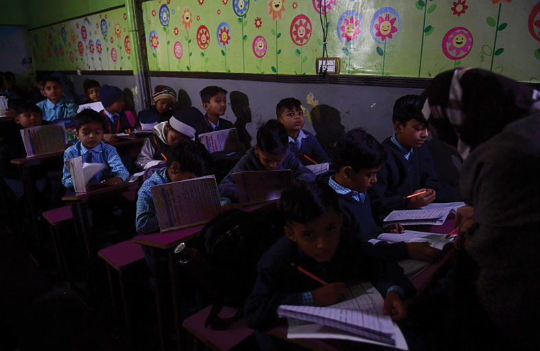 باكستان تغرق في الظلام.. والحكومة تكشف الأسباب