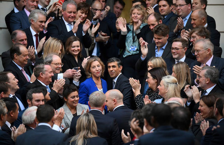 هل رئيس الوزراء البريطاني شرعي...؟