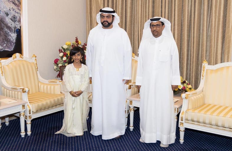 محمد الشرقي يلتقي الطالبة شيخة الكندي ويهنئها بفوزها بالمركز الأول في  تحدي «المبتكرون الصغار»