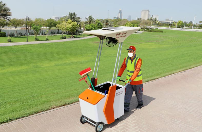 بلدية دبي تعزز سعادة عمال النظافة بعربة ذات مميزات فريدة