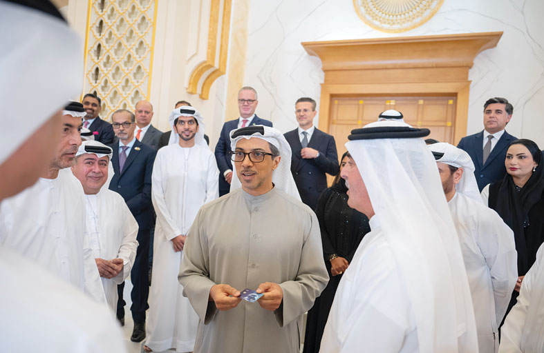 منصور بن زايد يدشن «جيوَن» أول منظومة وطنية لبطاقة المدفوعات في الدولة 
